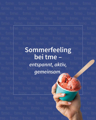 Sommergefühl mit Eis: Eisbecher in der Hand mit Text zum Sommerfeeling bei tme.