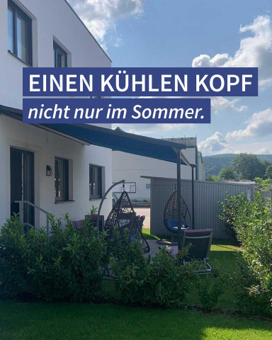 Schattenplatz Terrasse: Haus mit Markise und Text: „Einen kühlen Kopf nicht nur im Sommer.“