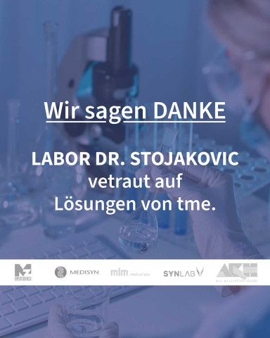 Zitatgrafik mit Text „Mitarbeiter, die bei uns anfangen – bleiben.“ auf blauem tme-Hintergrund.