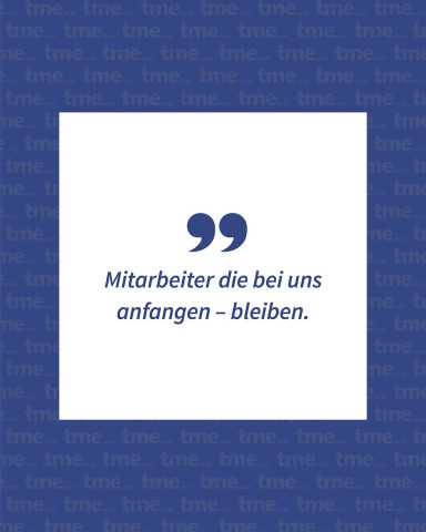 Zitatgrafik mit Text „Mitarbeiter, die bei uns anfangen – bleiben.“ auf blauem tme-Hintergrund.
