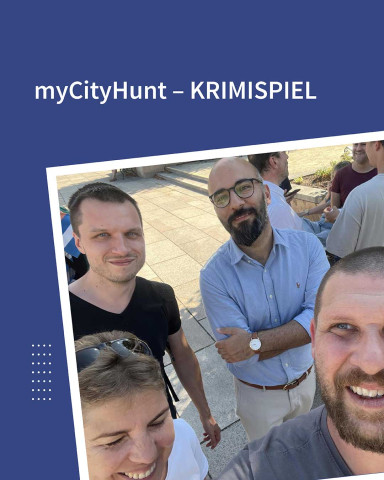 Drei Mitarbeiter und die Chefin lächeln freundlich in die Kamera