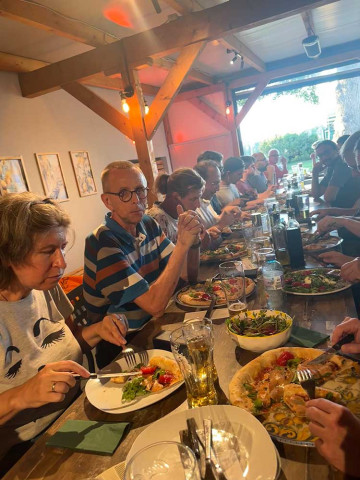 Alle Mitarbeiter sitzen gemütlich beim Abendessen.