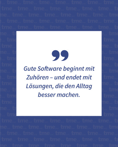 Zitatgrafik auf blauem Hintergrund: „Gute Software beginnt mit Zuhören …“ im tme-Design.