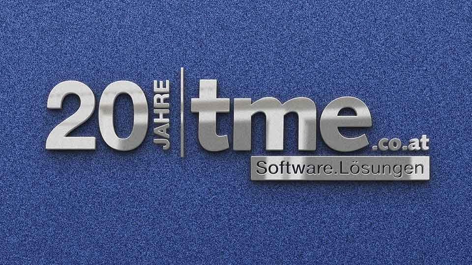 Jubiläumslogo „20 Jahre tme – Software.Lösungen“ auf strukturierter blauer Oberfläche.