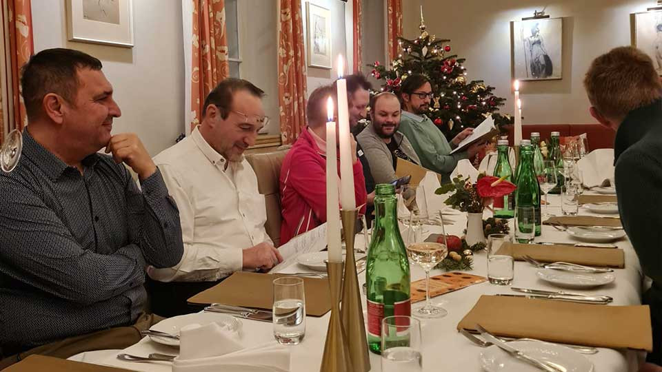 Jubiläumslogo „20 Jahre tme – Software.Lösungen“ auf strukturierter blauer Oberfläche.