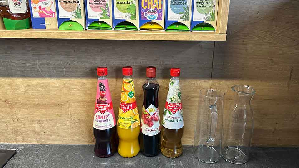 Jubiläumslogo „20 Jahre tme – Software.Lösungen“ auf strukturierter blauer Oberfläche.