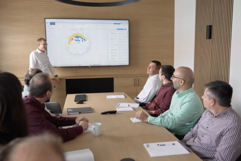 Teammeeting bei tme: Präsentation technischer Projektinhalte auf großem Bildschirm im Besprechungsraum.