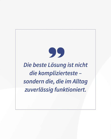 Zitatgrafik mit Text: „Die beste Lösung ist nicht die komplizierteste – sondern die, die im Alltag funktioniert.“