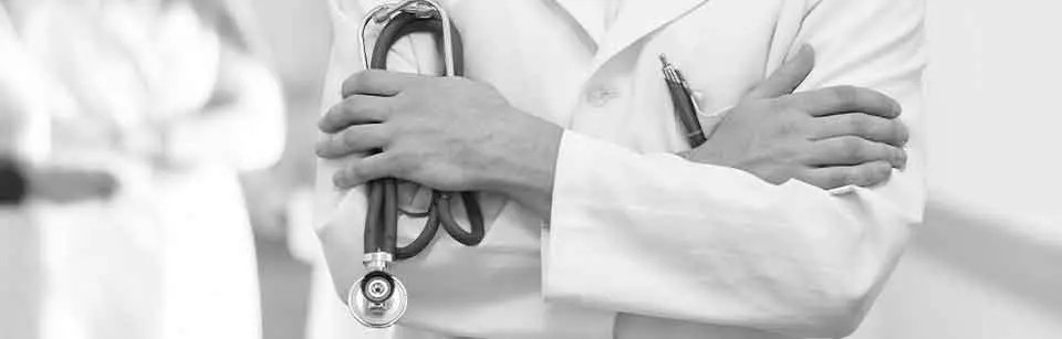 Arzt mit Stetoskop in der Hand