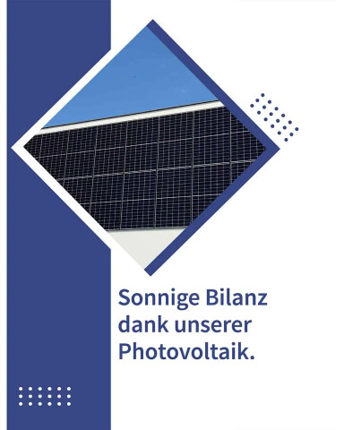 Solarpaneele auf Firmengebäude unter klarem Himmel.