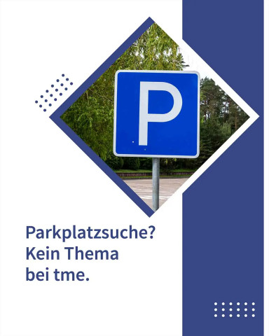 Blaues Parkplatzschild auf Firmenparkplatz mit Text „Parkplatzsuche? Kein Thema bei tme.“