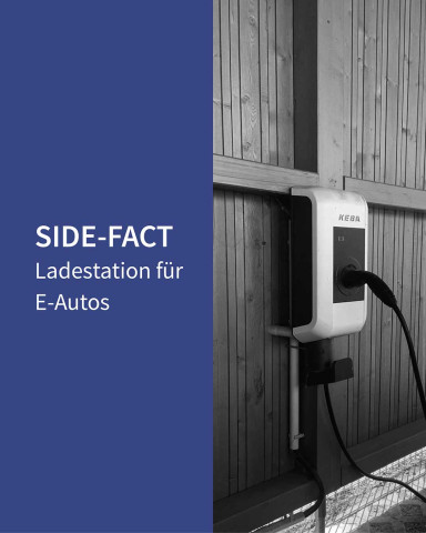 Auf diesem Posting steht auf blauem Hintergrund der Text: „SIDE-FACT – Ladestation für E-Autos.“ Daneben ist ein Bild mit einer Ladestation für E-Autos