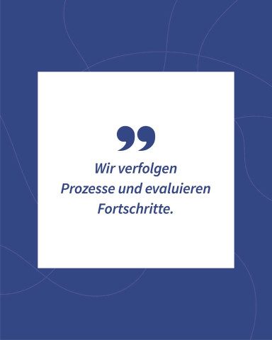 Auf diesem Posting steht folgendes Zitat: „Wir verfolgen Prozesse und evaluieren Fortschritte.“