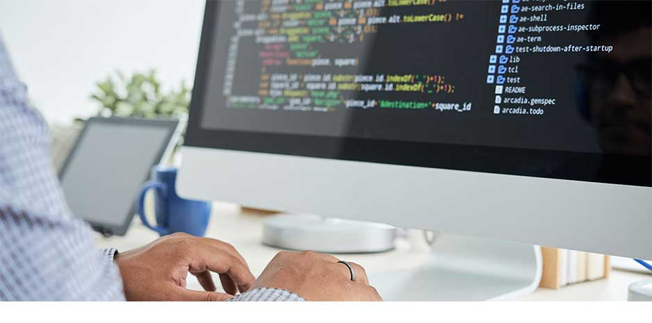 Monitor mit Codezeilen
